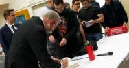 Grzegorz Braun w Limanowej: podpisywał gaśnice i mówił o "eurokołchozie" (ZDJĘCIA I WIDEO) - zdjęcie 3