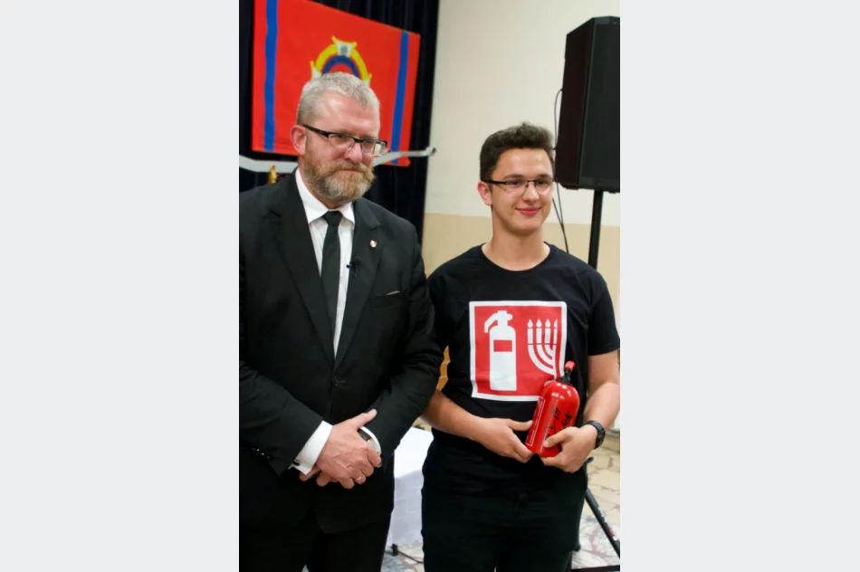 Grzegorz Braun w Limanowej: podpisywał gaśnice i mówił o "eurokołchozie" (ZDJĘCIA I WIDEO) - zdjęcie 6