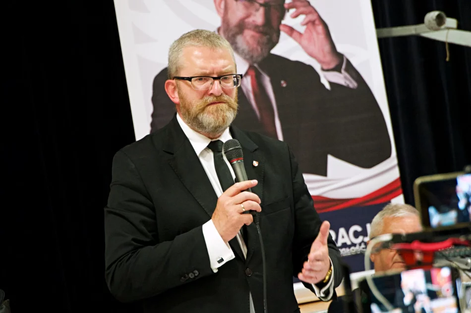 Grzegorz Braun w Limanowej: podpisywał gaśnice i mówił o "eurokołchozie" (ZDJĘCIA I WIDEO) - zdjęcie 17