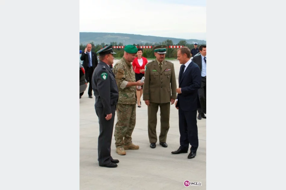 Tusk i Graś na lądowisku Straży Granicznej - zdjęcie 2