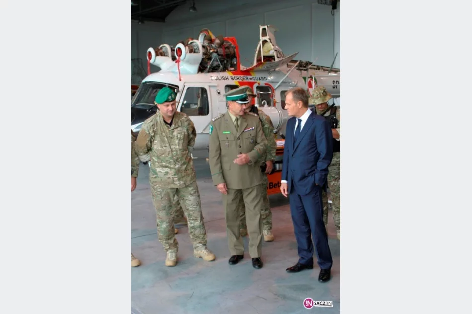 Tusk i Graś na lądowisku Straży Granicznej - zdjęcie 3