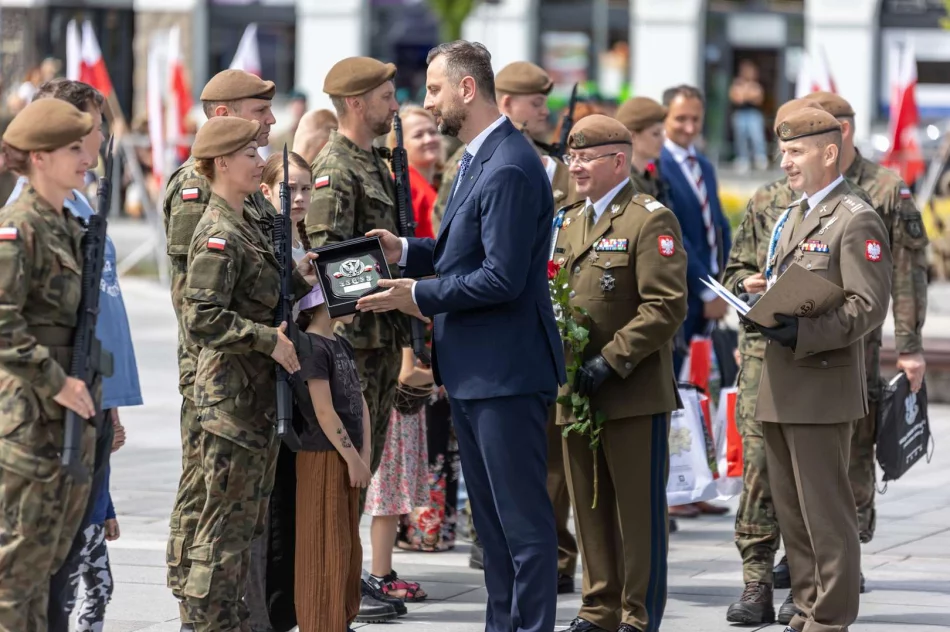  Święto 11 MBOT z udziałem Wicepremiera i Ministra Obrony Narodowej - zdjęcie 10