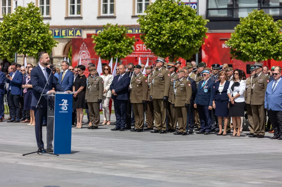  Święto 11 MBOT z udziałem Wicepremiera i Ministra Obrony Narodowej - zdjęcie 14
