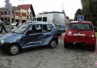 Zderzenie trzech samochodów na skrzyżowaniu - zdjęcie główne
