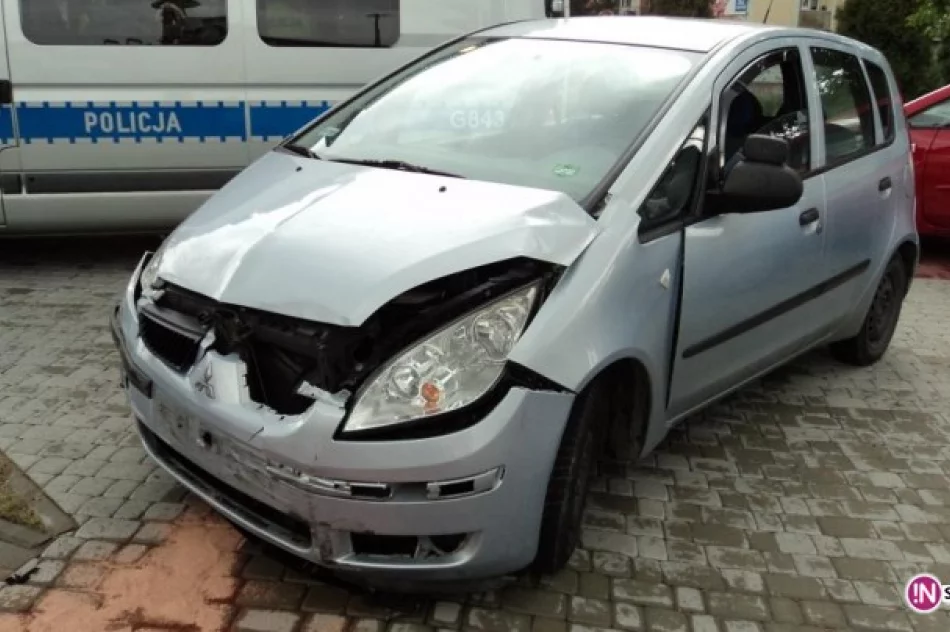 Zderzenie trzech samochodów na skrzyżowaniu - zdjęcie 2