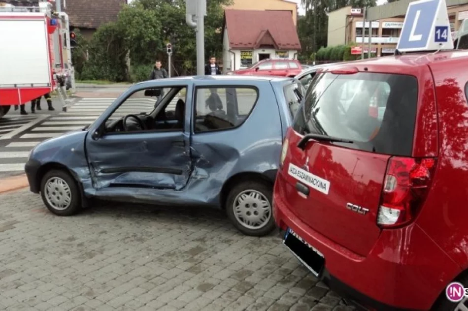 Zderzenie trzech samochodów na skrzyżowaniu - zdjęcie 3