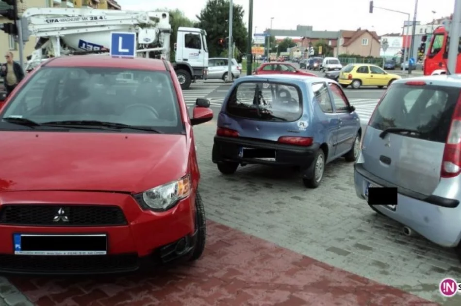 Zderzenie trzech samochodów na skrzyżowaniu - zdjęcie 4