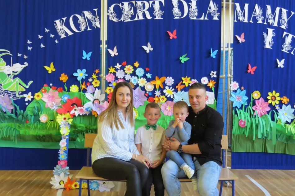 „Koncert dla mamy i taty” zorganizowany przez oddział przedszkolny w SP Stara Wieś - zdjęcie 2
