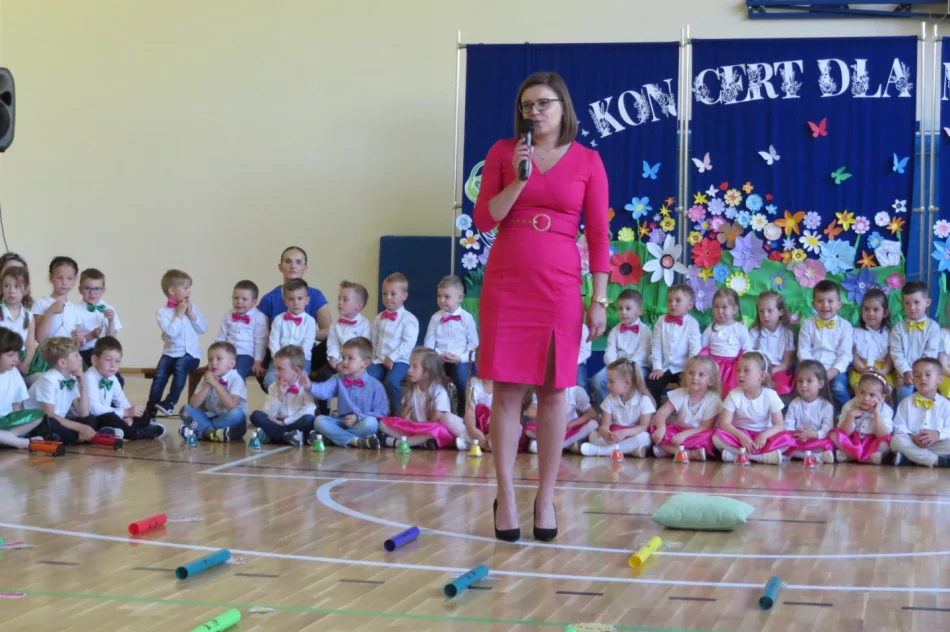 „Koncert dla mamy i taty” zorganizowany przez oddział przedszkolny w SP Stara Wieś - zdjęcie 5