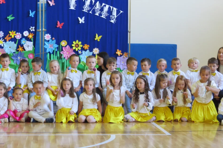„Koncert dla mamy i taty” zorganizowany przez oddział przedszkolny w SP Stara Wieś - zdjęcie 6