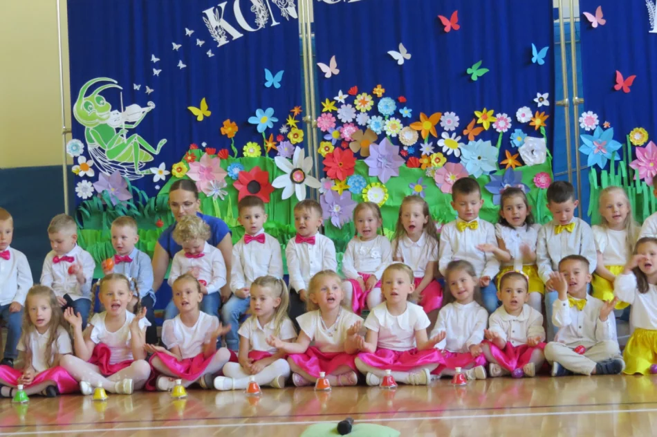 „Koncert dla mamy i taty” zorganizowany przez oddział przedszkolny w SP Stara Wieś - zdjęcie 7