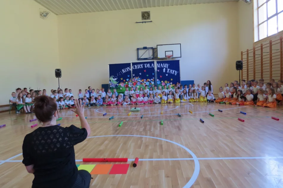 „Koncert dla mamy i taty” zorganizowany przez oddział przedszkolny w SP Stara Wieś - zdjęcie 8