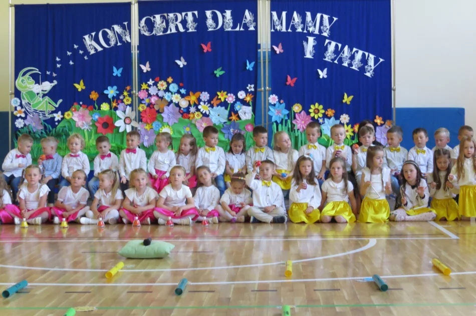 „Koncert dla mamy i taty” zorganizowany przez oddział przedszkolny w SP Stara Wieś - zdjęcie 10