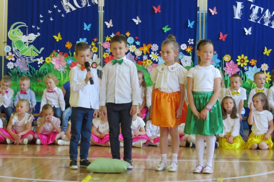 „Koncert dla mamy i taty” zorganizowany przez oddział przedszkolny w SP Stara Wieś - zdjęcie 11