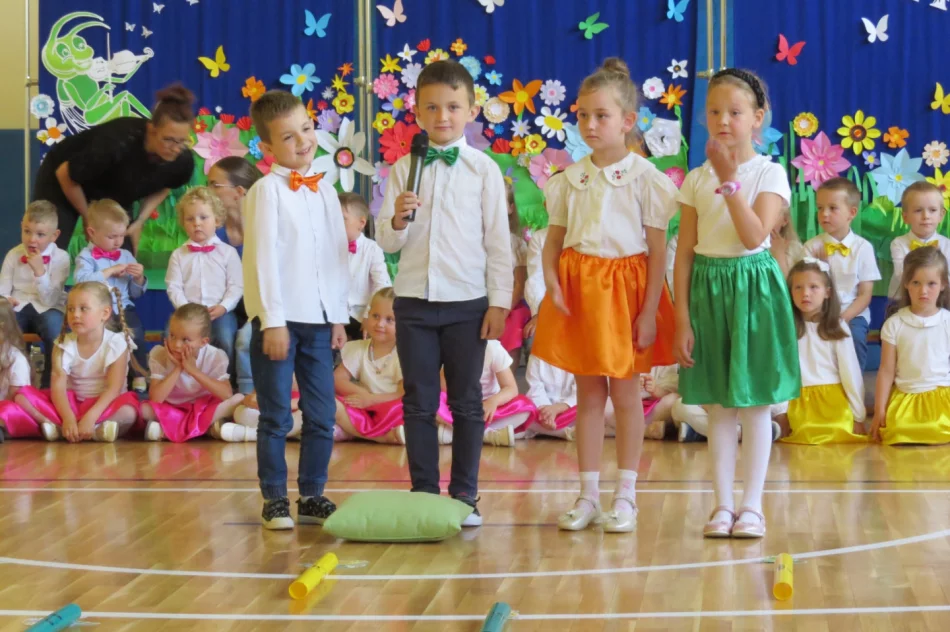 „Koncert dla mamy i taty” zorganizowany przez oddział przedszkolny w SP Stara Wieś - zdjęcie 12