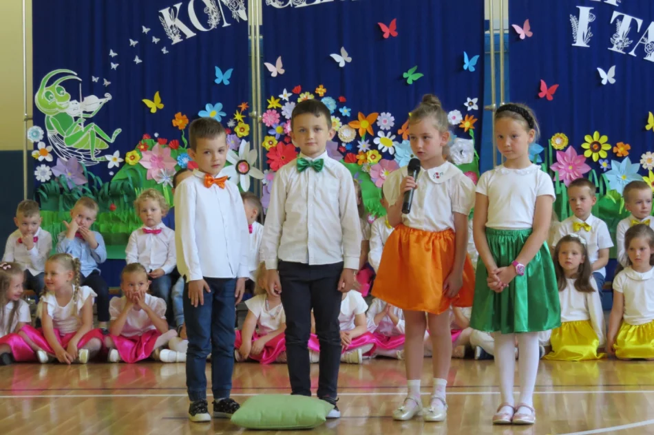 „Koncert dla mamy i taty” zorganizowany przez oddział przedszkolny w SP Stara Wieś - zdjęcie 13