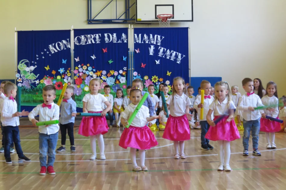 „Koncert dla mamy i taty” zorganizowany przez oddział przedszkolny w SP Stara Wieś - zdjęcie 14