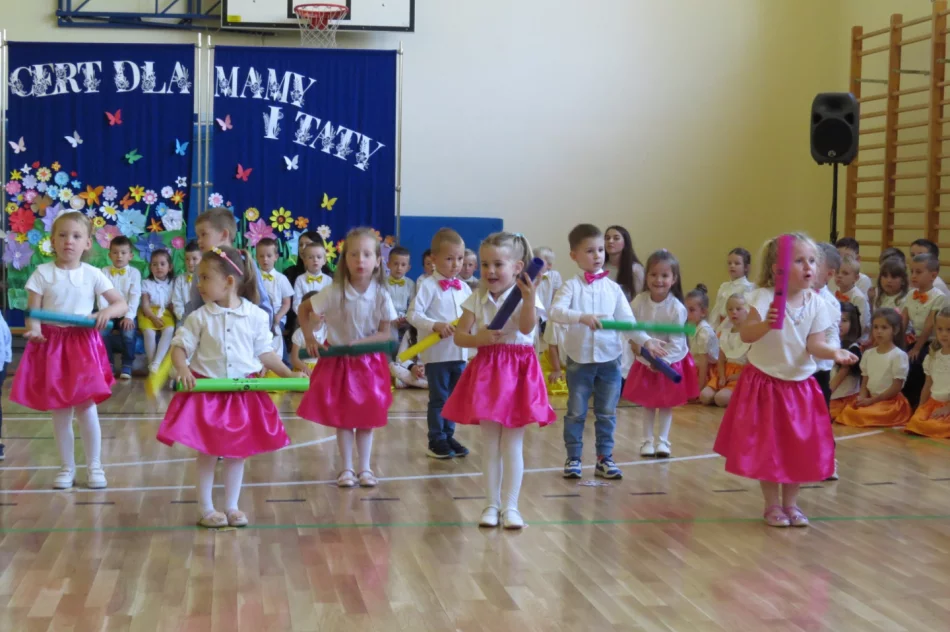„Koncert dla mamy i taty” zorganizowany przez oddział przedszkolny w SP Stara Wieś - zdjęcie 15