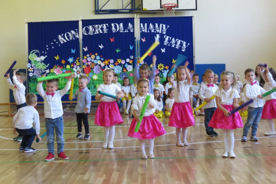 „Koncert dla mamy i taty” zorganizowany przez oddział przedszkolny w SP Stara Wieś - zdjęcie 16