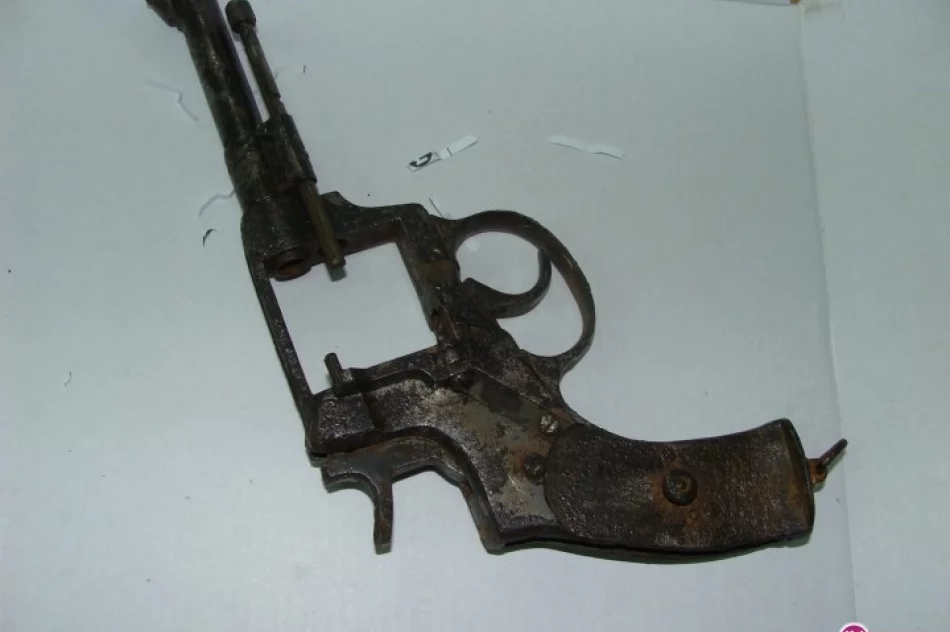 Kopiąc w ogródku znalazł zabytkowy rewolwer - zdjęcie 2