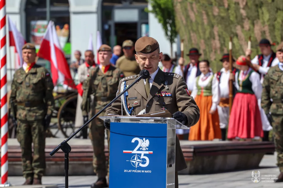 W 6 rocznicę istnienia 11 Małopolskiej Brygady Obrony Terytorialnej, żołnierze złożyli uroczystą przysięgę na wierność ojczyźnie - zdjęcie 2