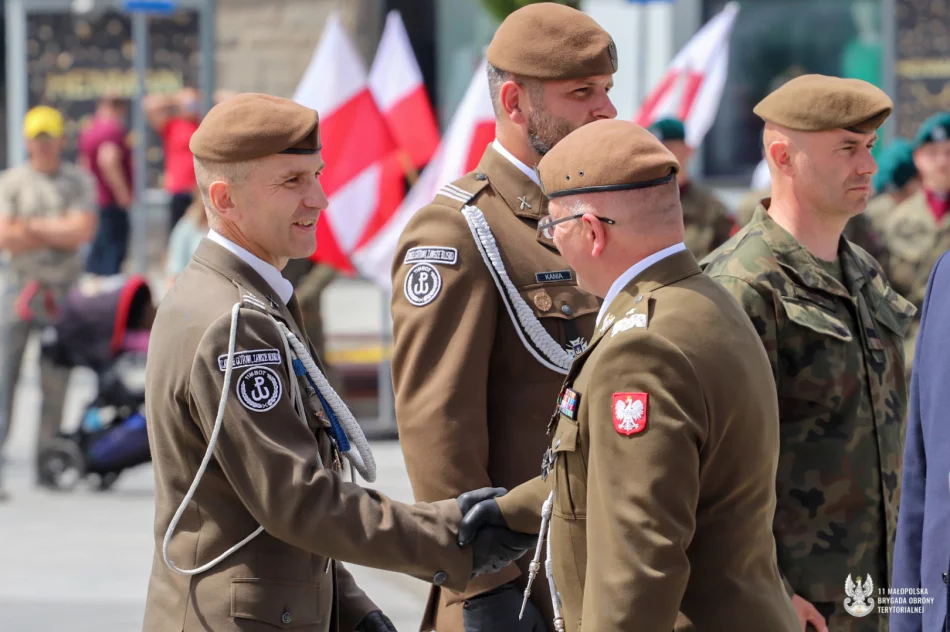 W 6 rocznicę istnienia 11 Małopolskiej Brygady Obrony Terytorialnej, żołnierze złożyli uroczystą przysięgę na wierność ojczyźnie - zdjęcie 5
