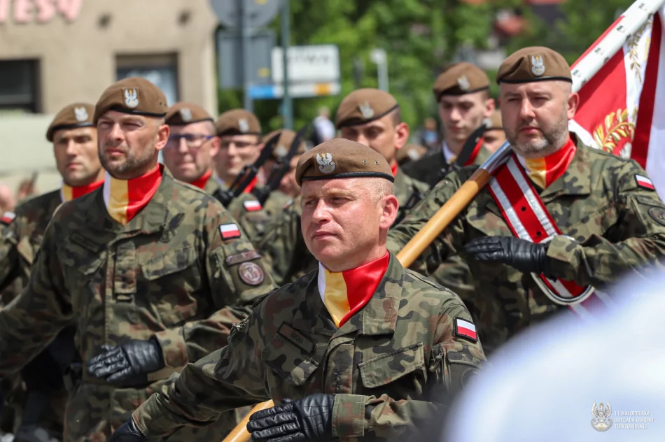 W 6 rocznicę istnienia 11 Małopolskiej Brygady Obrony Terytorialnej, żołnierze złożyli uroczystą przysięgę na wierność ojczyźnie - zdjęcie 8