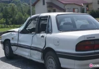 Mitsubishi wjechało pod autobus - zdjęcie główne