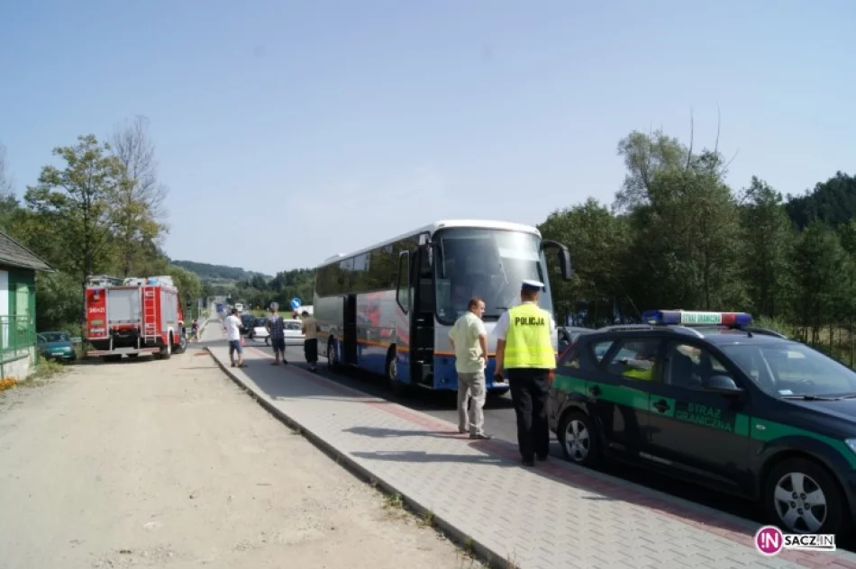 Mitsubishi wjechało pod autobus - zdjęcie 3