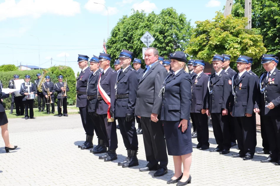 Uroczyste wprowadzenie wozu strażackiego - zdjęcie 7