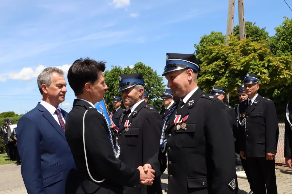 Uroczyste wprowadzenie wozu strażackiego - zdjęcie 11