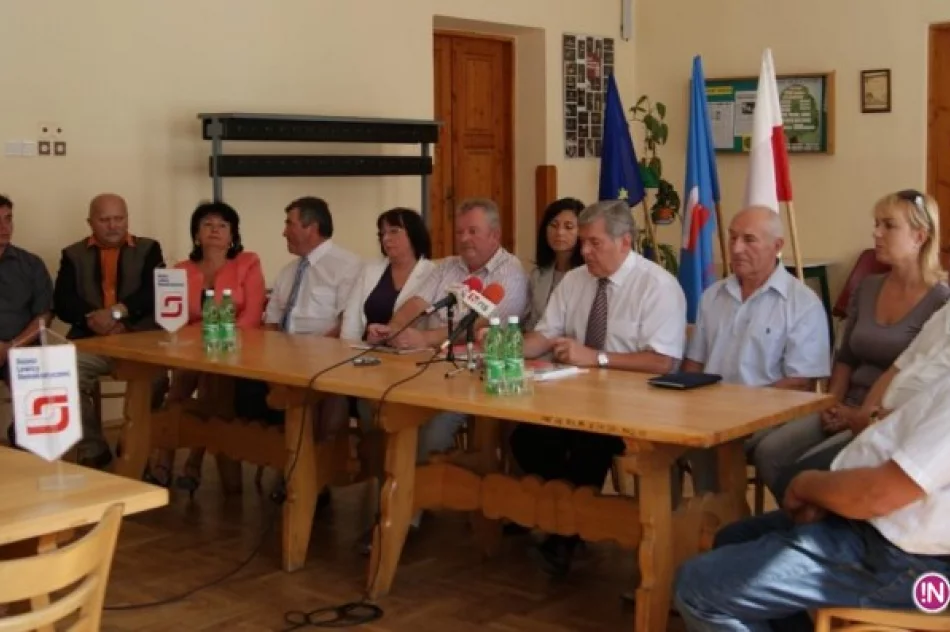 Czerwony, piętrowy i wesoły autobus SLD - zdjęcie 2