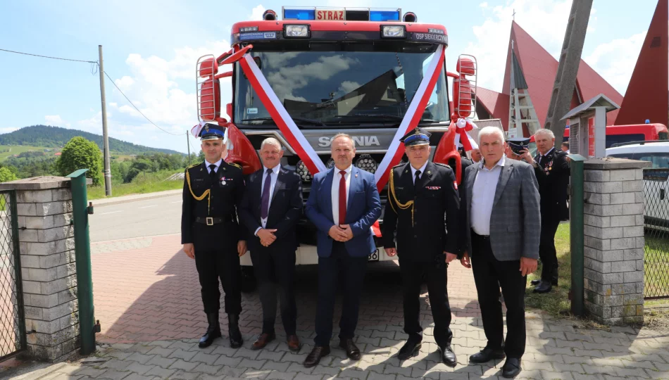 Uroczyste poświęcenie ciężkiego samochodu ratowniczo – gaśniczego SCANIA w OSP Siekierczyna - zdjęcie 1