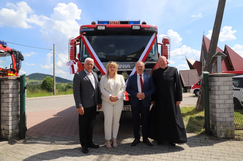 Uroczyste poświęcenie ciężkiego samochodu ratowniczo – gaśniczego SCANIA w OSP Siekierczyna - zdjęcie 2