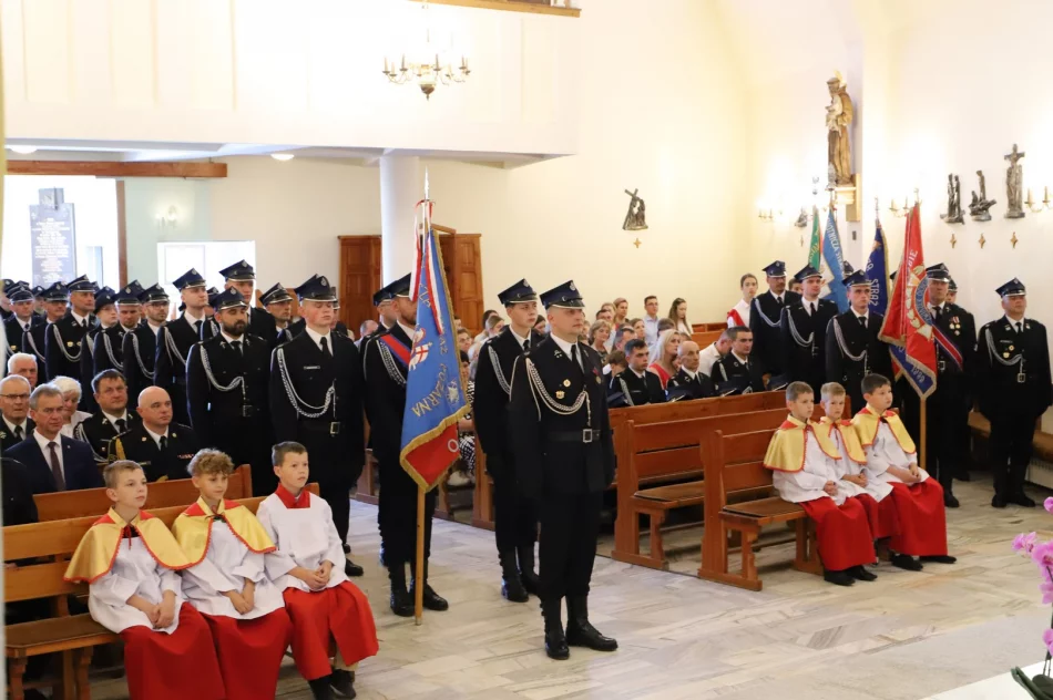 Uroczyste poświęcenie ciężkiego samochodu ratowniczo – gaśniczego SCANIA w OSP Siekierczyna - zdjęcie 6