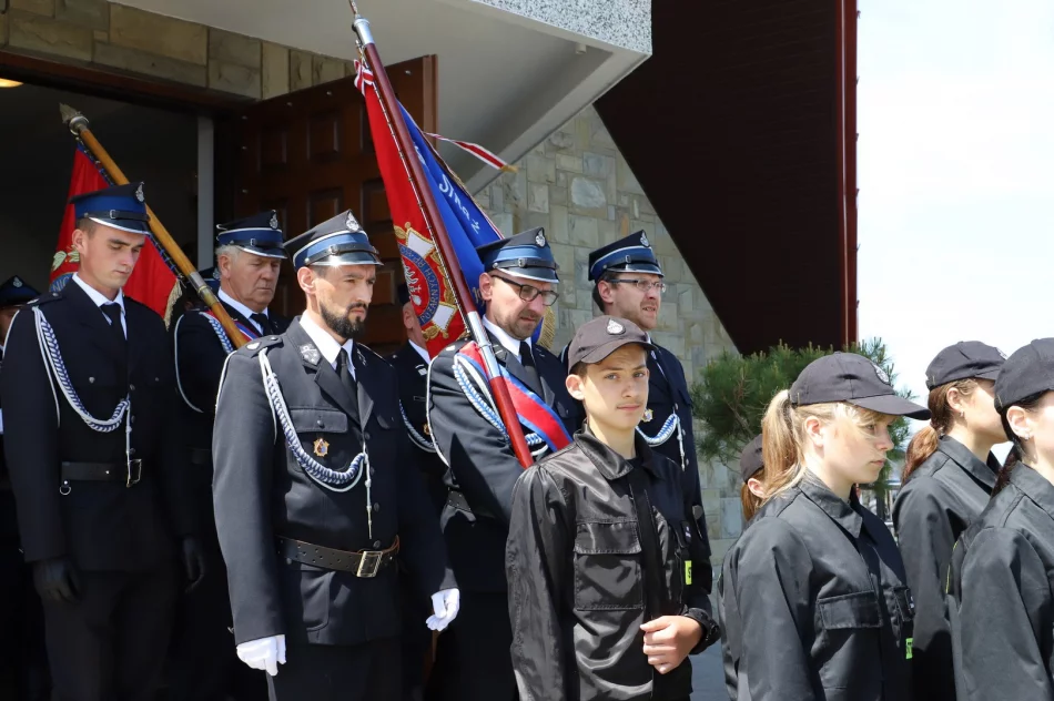 Uroczyste poświęcenie ciężkiego samochodu ratowniczo – gaśniczego SCANIA w OSP Siekierczyna - zdjęcie 14