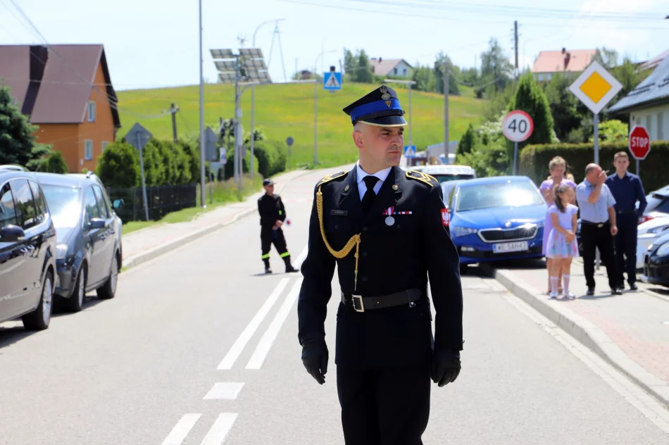 Uroczyste poświęcenie ciężkiego samochodu ratowniczo – gaśniczego SCANIA w OSP Siekierczyna - zdjęcie 15