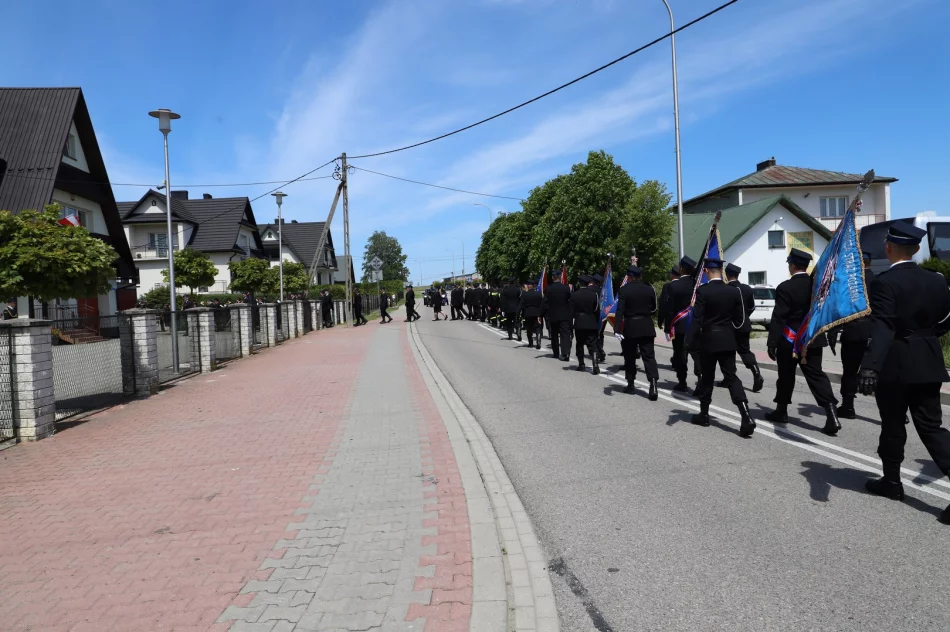 Uroczyste poświęcenie ciężkiego samochodu ratowniczo – gaśniczego SCANIA w OSP Siekierczyna - zdjęcie 16