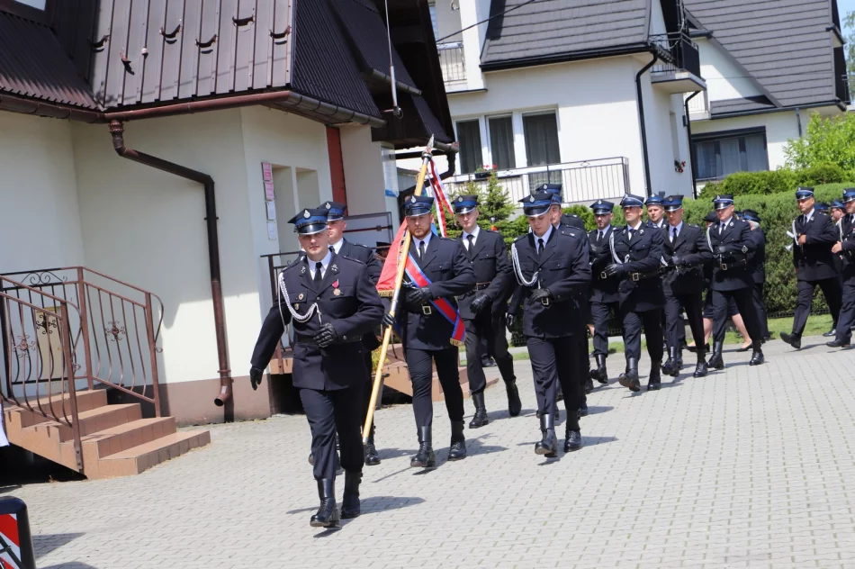 Uroczyste poświęcenie ciężkiego samochodu ratowniczo – gaśniczego SCANIA w OSP Siekierczyna - zdjęcie 17