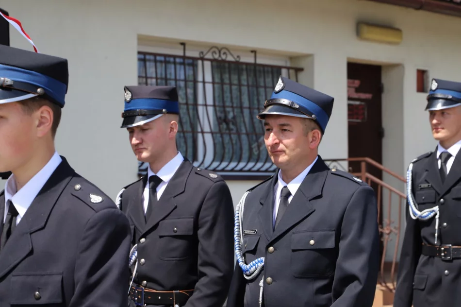 Uroczyste poświęcenie ciężkiego samochodu ratowniczo – gaśniczego SCANIA w OSP Siekierczyna - zdjęcie 19