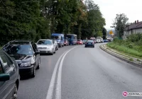 Kierowcy stoją w dużych korkach - zdjęcie główne
