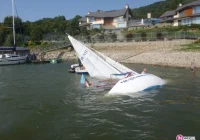 Dwie łódki przewróciły się na środku jeziora - zdjęcie główne