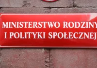 Projekt: od 700 do 1000 zł podwyżki minimalnego wynagrodzenia w samorządach - zdjęcie główne