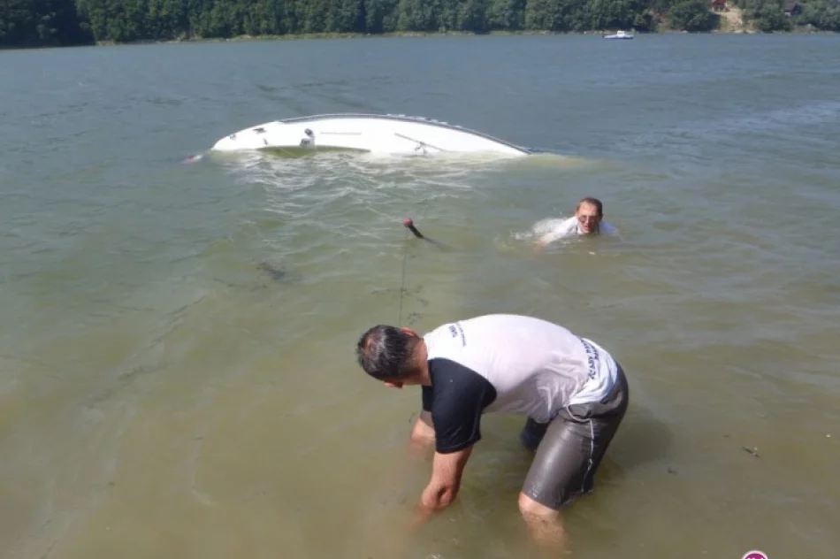 Dwie łódki przewróciły się na środku jeziora - zdjęcie 2