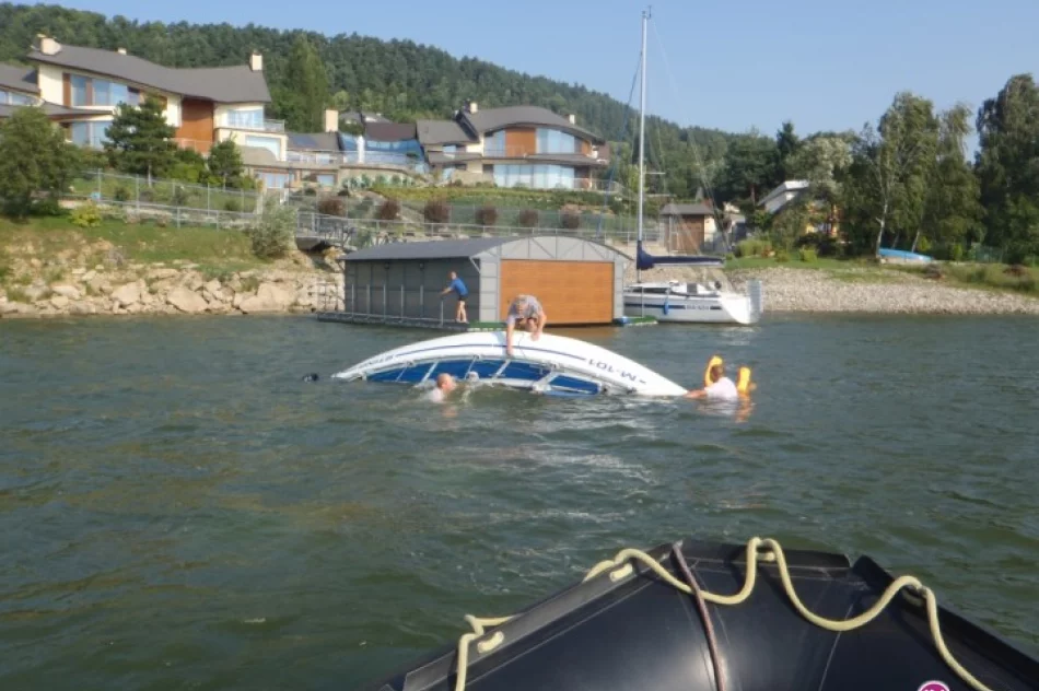 Dwie łódki przewróciły się na środku jeziora - zdjęcie 3