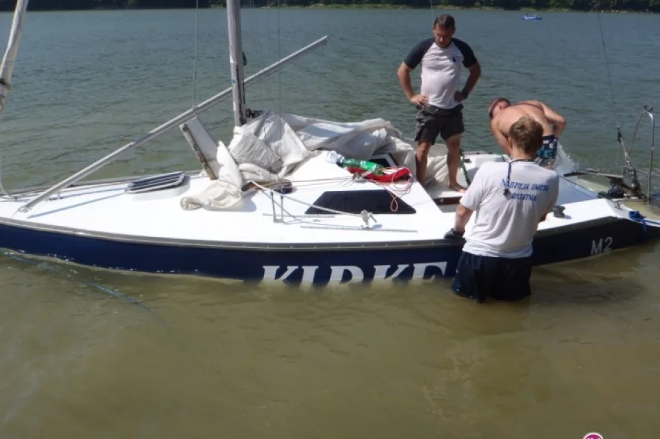 Dwie łódki przewróciły się na środku jeziora - zdjęcie 4