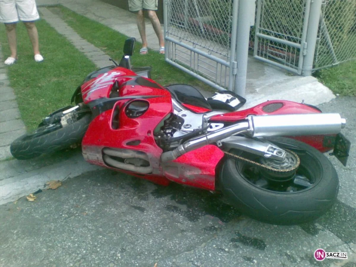 Motocykl zderzył się z renault - ranni kierowcy