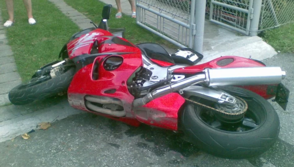 Motocykl zderzył się z renault - ranni kierowcy - zdjęcie 1