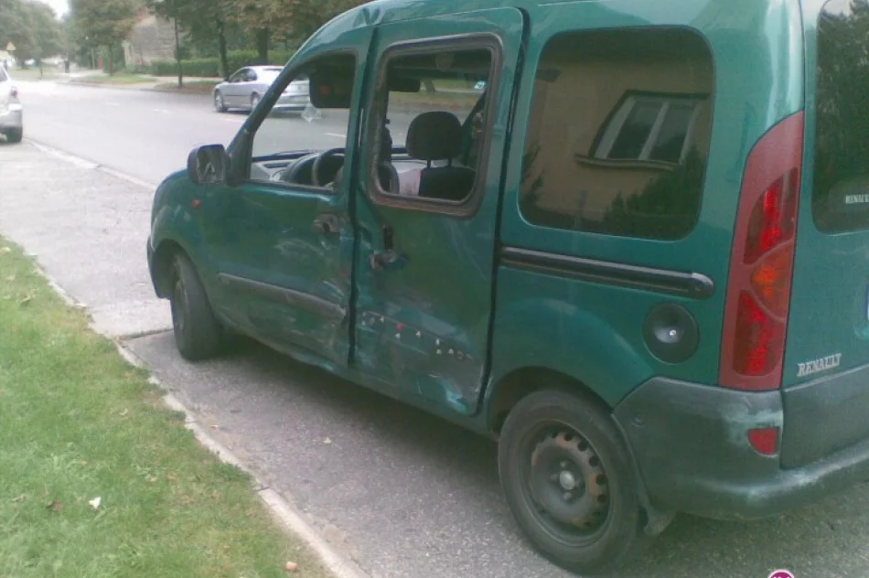 Motocykl zderzył się z renault - ranni kierowcy - zdjęcie 2