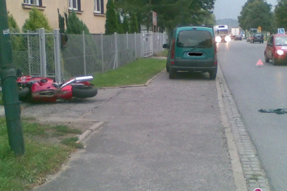 Motocykl zderzył się z renault - ranni kierowcy - zdjęcie 3